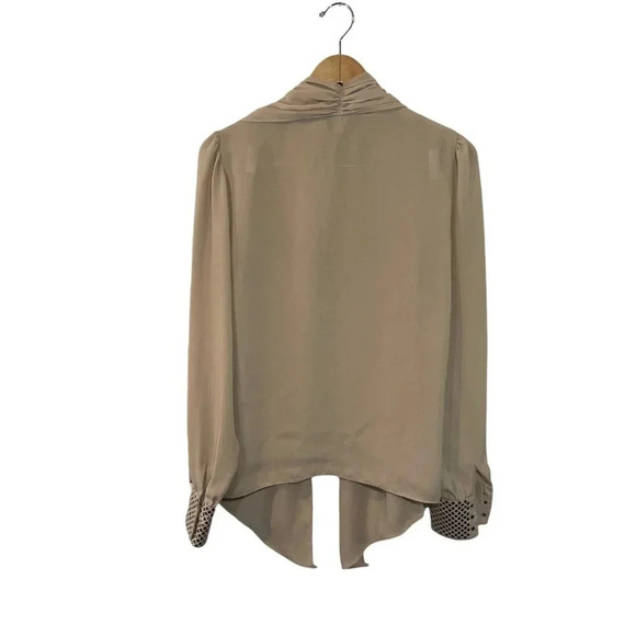 Vince Camuto Beige Chiffon Sheer Blouse Size Medium Lightweight Studded Sleeves - Picture 2 of 6